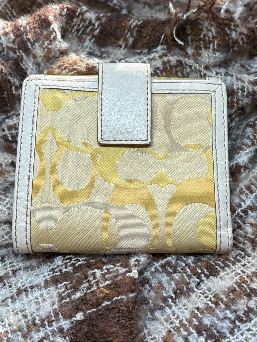 Coach Yellow Signature C’s White Leather Trifold Wallet Silver HDWRE - Picture 2 of 14